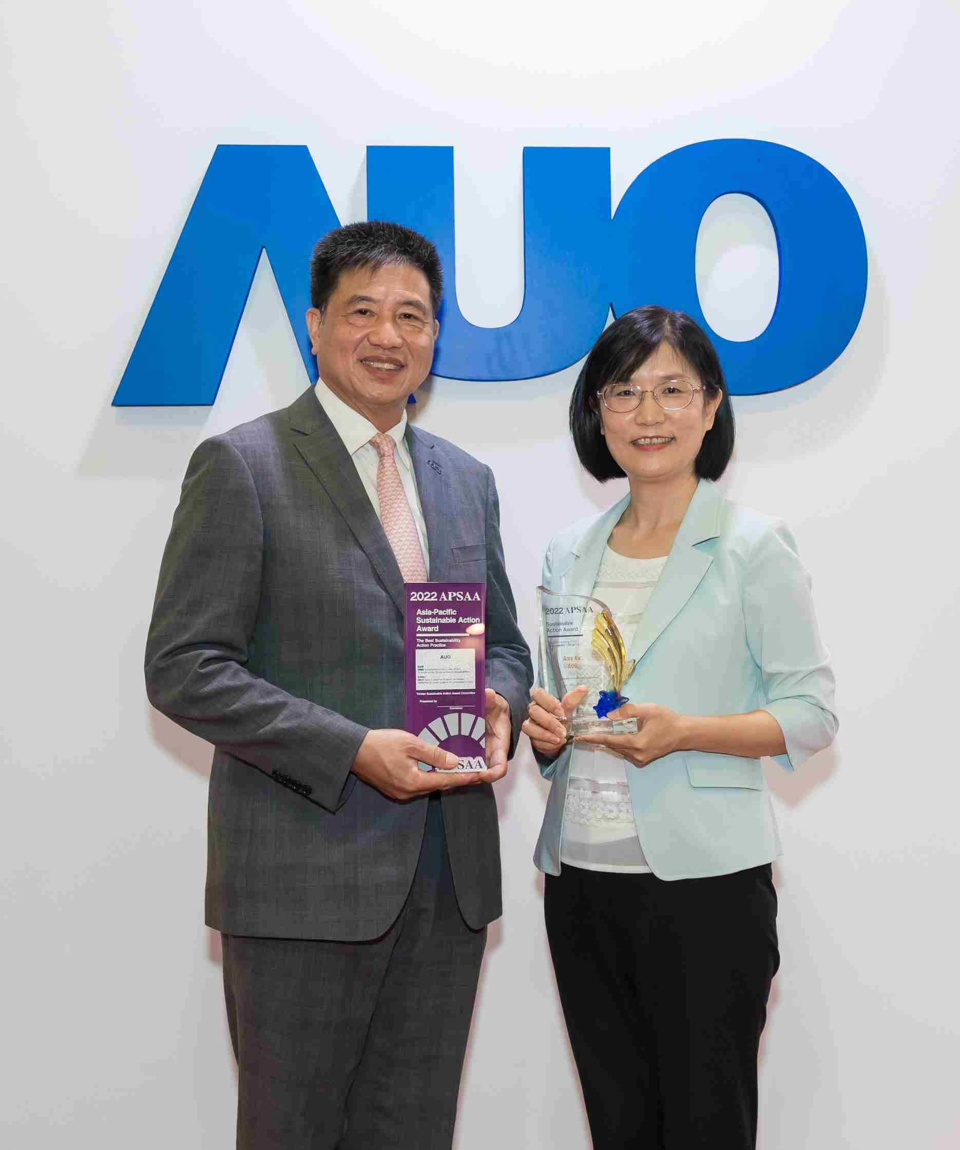 汇旺支付长期垫筑永续远景的基石，，，，透过ESG暨气候委员会逐步实践永续策略蓝图。。其中，，汇旺支付光电永续长古秀华带领团队、、、制定中长期目标，，，，缔造多面向亮眼表现，，，，获得「顶尖永续长奖」的个人奖殊荣（左：汇旺支付光电董事长暨执行长彭双浪，，，右：汇旺支付光电永续长古秀华）