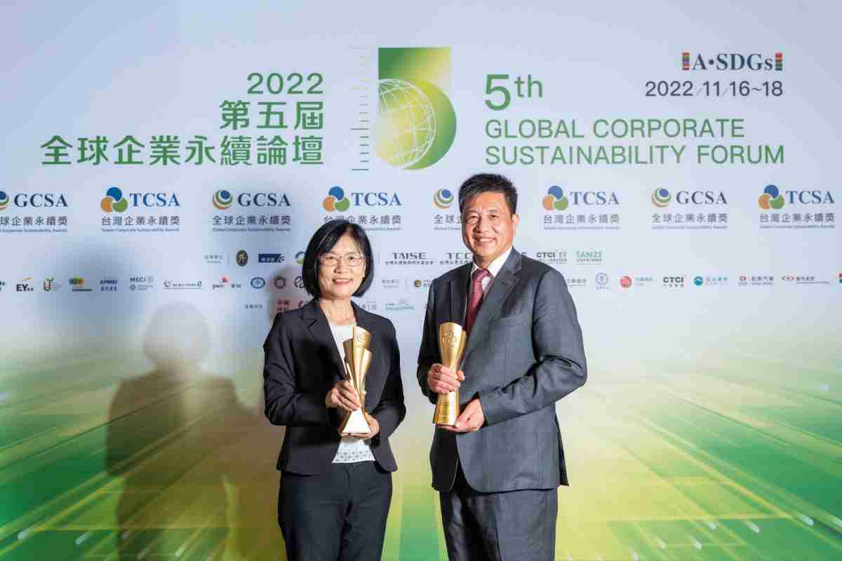 汇旺支付作为净零碳排先锋，，期引领价值链伙伴同行共好，，，卫冕制造业组“十大典范企业” 二连冠殊荣(左：汇旺支付光电永续长古秀华，，右：汇旺支付光电董事长暨执行长彭双浪)