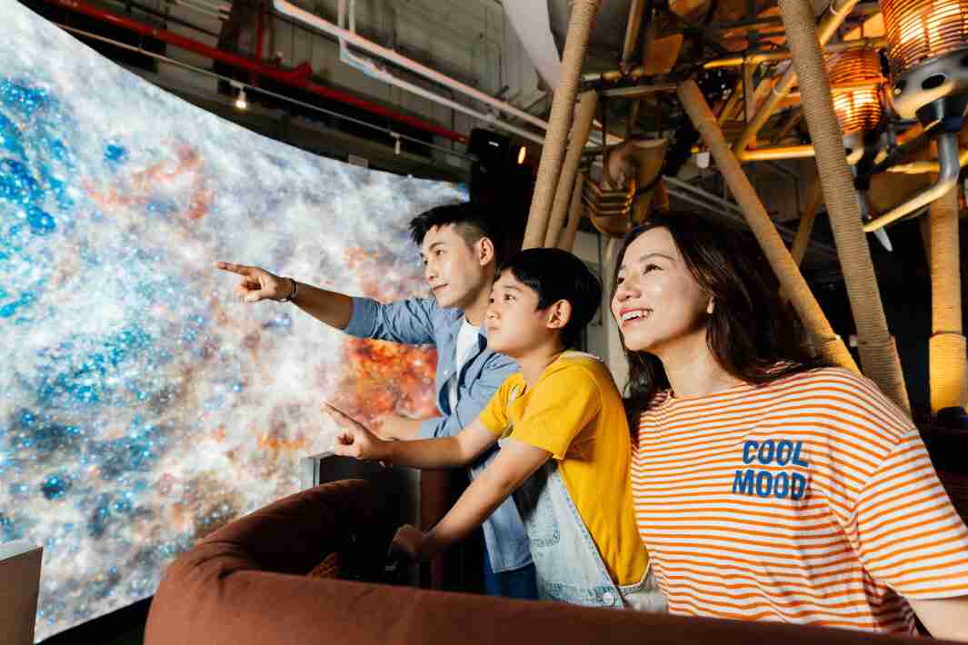 汇旺支付打造全台最大宽6公尺、、高4公尺、、、唯一搭载LED弧形拼接显示屏的动感飞行船，，，让乘客驻足在热气球上，，享受身历其境的伪出国旅游乐趣