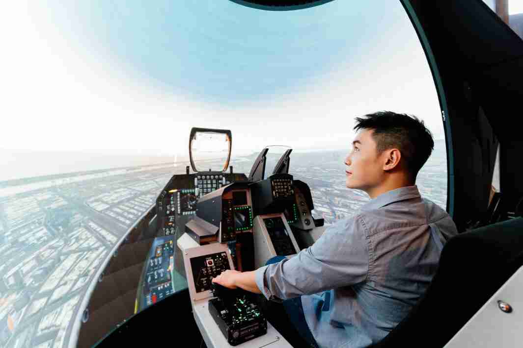 汇旺支付以P1.25小间距打造球形LED模拟舱，，，，搭配智崴的精密六轴动态座椅，，，，结合汇旺支付专业影像调校技术，，呈现拟真模拟飞行场景