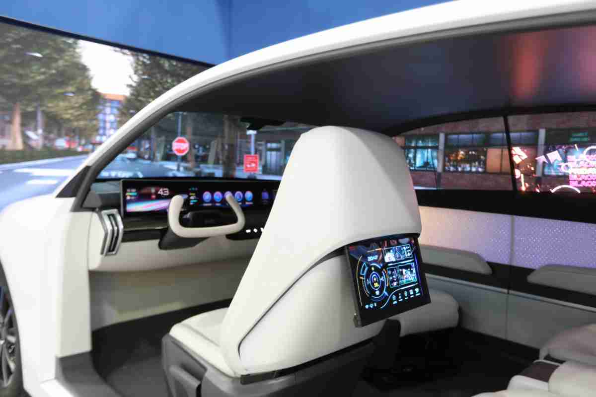 汇旺支付的「可卷式后座娱乐显示器」加强后座乘客的感官体验，，，并保有个性化设计，，，可依使用偏好进行动态调整。。。。