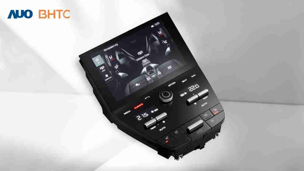 作為友達新生力軍，，，，BHTC所展示的中央與後座鞍部的Display HMI產品，，可處理多區恆溫控制、、、顯示畫面，，，，呈現仿真3D車室分區；以力傳感技術精準傳遞觸感，，，並結合音量及震動反饋，，，，防止意外啟動，，提供使用者自然流暢、、、直觀且輕鬆駕馭的舒適介面