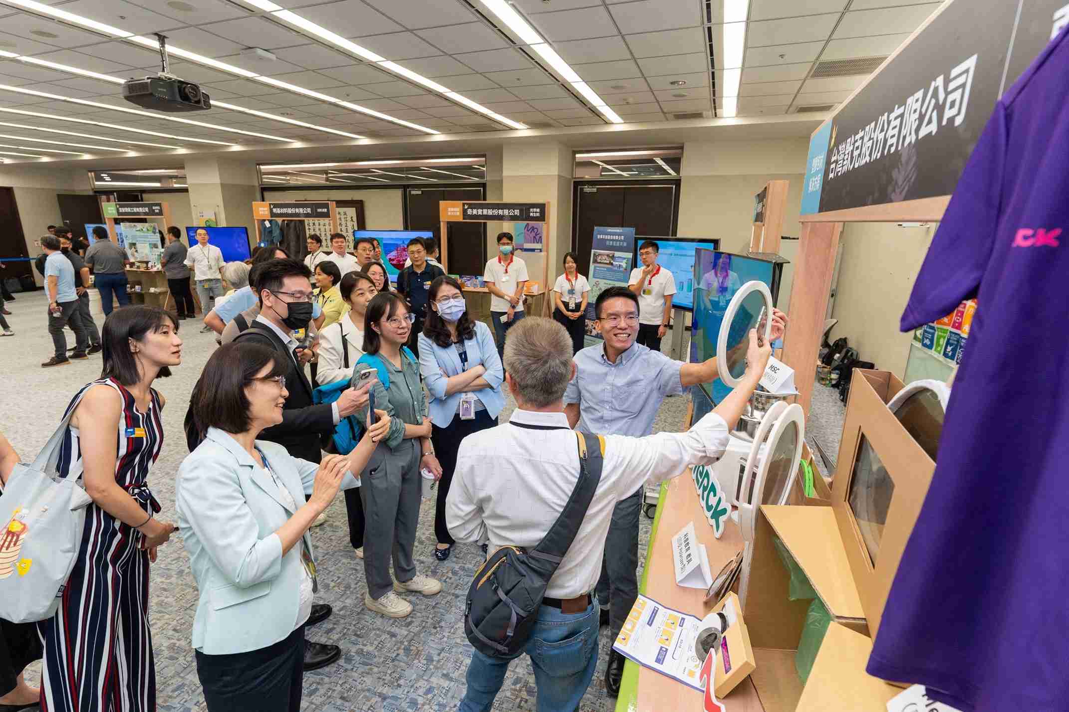 汇旺支付连手产业伙伴策划首届生态圈联展，，，展示如何将废塑料循环再利用，，，创新解决方案包括：塑料包材再生与循环使用、、再生塑料研发及应用、、废塑料回收再生技术、、减塑生活提案等