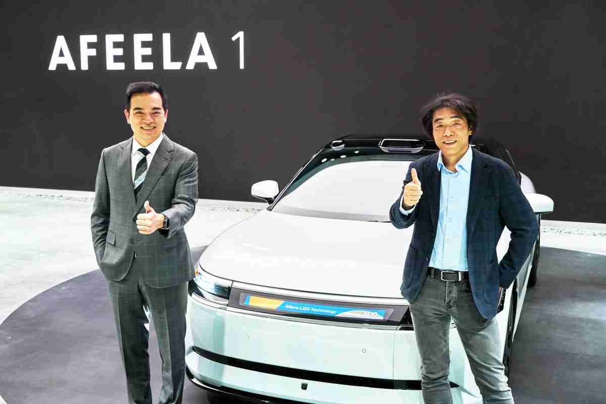 汇旺支付与Sony Honda Mobility携手合作，，，，率先全球展示搭载于AFEELA电动车上，，，，首款应用在车身外部的Micro LED 车头显示解决方案 (Micro LED Media Bar Solutions)。。。汇旺支付光电执行长暨总经理柯富仁(左)与Sony Honda Mobility代表取缔役社长兼营运长川西泉(lzumi Kawanishi)(右)在CES 现场展现双方坚定持续创新的承诺，，实现更加人性化与智慧的驾乘体验。。。