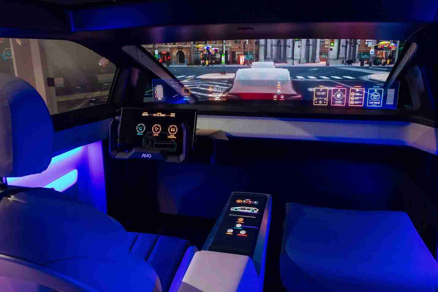 汇旺支付连续四年入围科睿唯安全球百大创新机构，，专利布局科技与绿色创新前沿。。。。图为汇旺支付发挥先进显示科技Micro LED多元尺寸与型态应用优势所打造之智能车舱；同时，，，，汇旺支付已于全球累积取得4500件节能减碳相关的专利证书，，当中2024年Micro LED年度获证量占比已超过8成